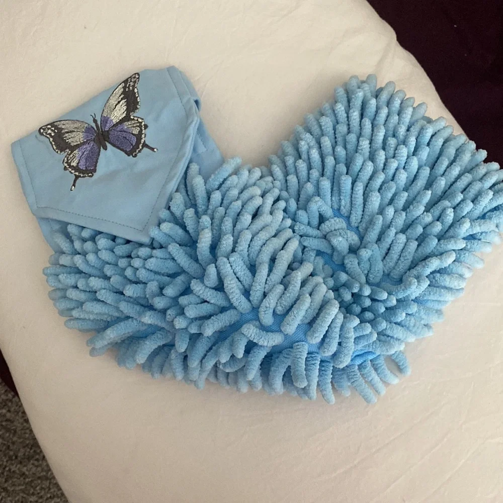 Chenille Bathroom Hand Towel. BNWT. Great to use for guests while visiting